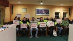 Los trabajadores ocuparon los asientos del p�blico; no iban a intervenir, pero s� a dejar constancia de su malestar.