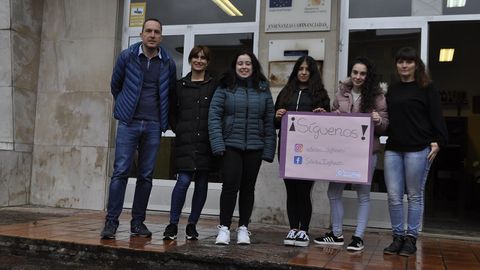 Las alumnas que promueven la app junto con sus profesores