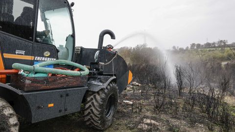 M�quina del Concello de Cualedro adaptada para sembrar cereal en zonas afectadas por incendios.