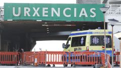 Ambulancia en la entrada del servicio de urgencias del hospital Arquitecto Marcide