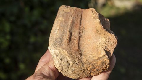 Fragmento de barro cocido, posiblemente una teja romana
