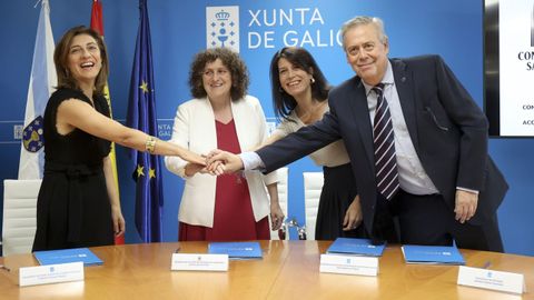 La alcaldesa y los conselleiros de Medio Ambiente, Vivenda y Sanidade, en la imagen de agosto del 2024 de cuando se firm� el protocolo para la intervenci�n en el recinto del Cl�nico.
