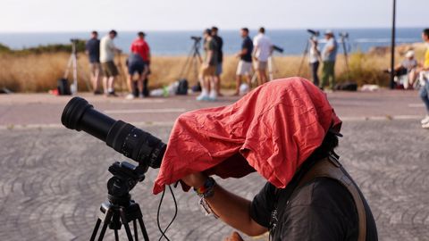 Personas mirando al sol desde la zona de la Torre a trav�s de los telescopios