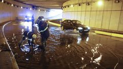 Inundaci�n en la plaza de Espa�a. Personal de bomberos tratando de poner freno a una inundaci�n en el t�nel de la plaza de Espa�a. En 2015 intervinieron en 43 anegamientos
