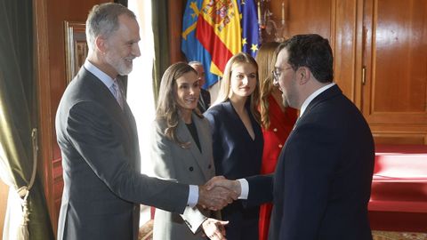 El rey Felipe VI saluda al presidente de Asturias, Adri�n Barb�n (d), en presencia de la reina Letizia, la princesa Leonor (c) y la infanta Sof�a durante la audiencia a los galardonados con las �Medallas de Asturias 2025
