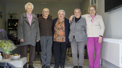 Rosa Estrada, Rosa P�rez, Mar�a del Carmen Seoane, Mar�a �lvarez y Maruja Fern�ndez, en Quintela de Leirado