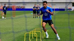 Bright Ede durante su primera sesi�n de entrenamiento con el Deportivo.