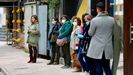  Varias personas esperan en la fila para hacer la compra en un local comercial, este mircoles en el centro de Oviedo.