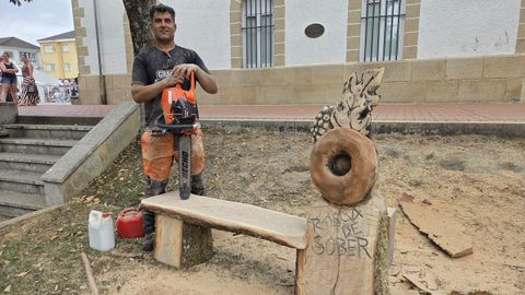 Eugenio Linares junto a su trabajo ya terminado