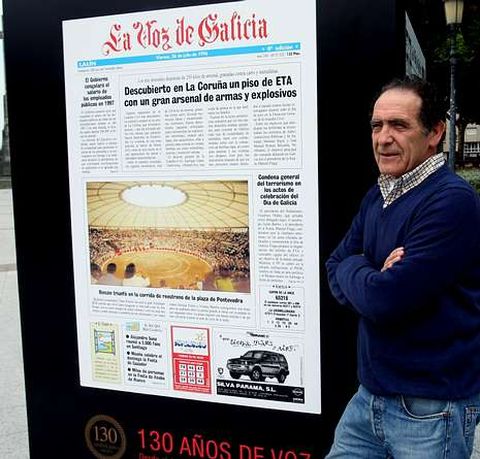 Jos� Mar�a Lastra posa ante la portada del estreno de la cubierta de la plaza, en julio de 1996.