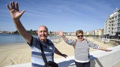 Jos Luis y Carmen, de Cuenca, turistas en Sanxenxo a finales de septiembre