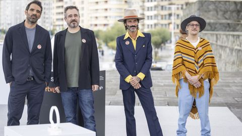 El msico e intrprete Leiva, el director Mario Fornis, el director, guionista y productor Lucas Nolla, y el productor y guionista Sepia posan este jueves en la 73 edicin del Festival Internacional de Cine de San Sebastin, donde presentan la pelcula 'Hasta que me quede sin voz'.