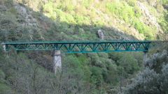 El puente ferroviario sobre el r�o Cabe, cerca de Monforte