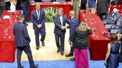 Fr�o saludo entre Fern�ndez Lores e Iv�n Puentes el pasado 17 de junio, tras la investidura del primero como alcalde con los votos del PSOE