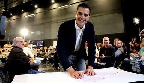 Pedro S�nchez firma el c�digo �tico del partido en un foro celebrado ayer en Madrid. 