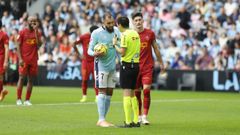 Borja Iglesias, con De Burgos Bengoetxea, antes de lanzar el penalti en el Celta-Valencia.