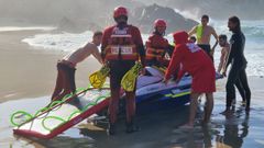 Los Bomberos de Ferrol accedieron al punto en moto de agua para prestar soporte a los socorristas de Valdovi�o.