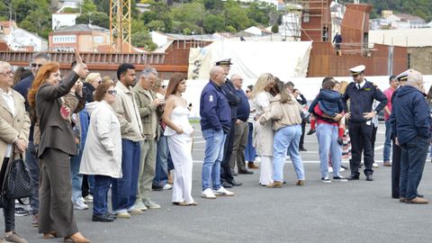 Los familiares se despiden desde el muelle.
