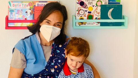 Verónica Marcos, con uno de sus alumnos de la guardería Planeta Kids