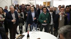 Los asistentes siguieron con atenci�n las explicaciones de los en�logos de Vi�a Costeira. 