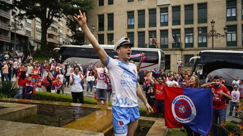 �Celebraste el ascenso de la UD Ourense?.La fiesta comenz� en Meis y se traslad� a la fuente de Concepci�n Arenal
