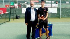 Carlos Alcaraz, con el presidente del CCD Sanxenxo, en la final del ITF jnior del 2018