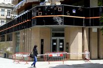 La c�ntrica plaza de Compostela tampoco se libra de los cordones policiales. 
