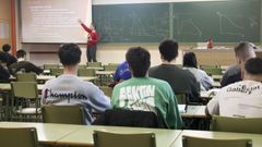 En la imagen, tomada el pasado jueves, una clase en la Escola Polit�cnica de Enxe�ar�a de Ferrol (EPEF), el centro con m�s estudiantes del campus