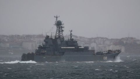 El buque ruso Korolev, a su pas� por el estrecho turco de Dardanelos en su camino hacia el mar Negro.