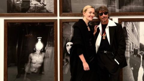 Marta Ortega y el diseador Pierpaolo Piccioli posan ante algunas de las fotografas de la muestra