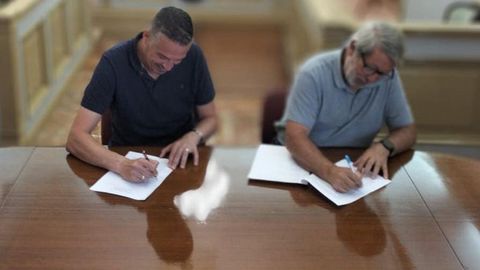 Moreda y Arribe, ayer, en la firma del pacto de gobierno, en el sal�n de plenos