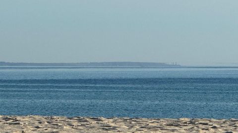 La faga morgana que pudo verse el domingo desde la playa de Area Maior