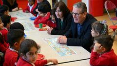 El primer ministro brit�nico, Keir Starmer, durante una visita a una escuela de Ashton-under-Lynel