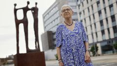 Mari�n Ferreiro Vidarte ante a escultura dedicada �s mulleres na Praza de Tabacos da Coru�a