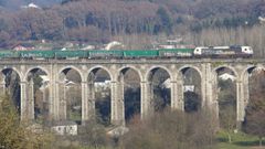 Un tren de mercanc�as pasa sobre el puente de A Chanca, en Lugo