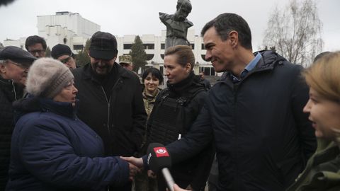 El presidente del Gobierno, Pedro S�nchez, y la primera ministra danesa, Mette Frederikse, acompa�ados por la viceprimera ministra de Ucrania de Asuntos Europeos, Olha Stefanishyna, saludan a una ciudadana ucraniana en su visita este jueves a la ciudad de Borodianka.