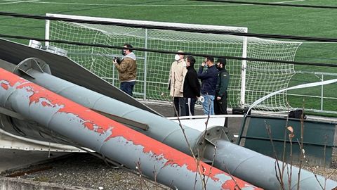  Un hombre ha muerto y otro ha resultado herido este domingo tras caer una torre de iluminaci�n sobre un campo de f�tbol en el municipio asturiano de Pola de Lena