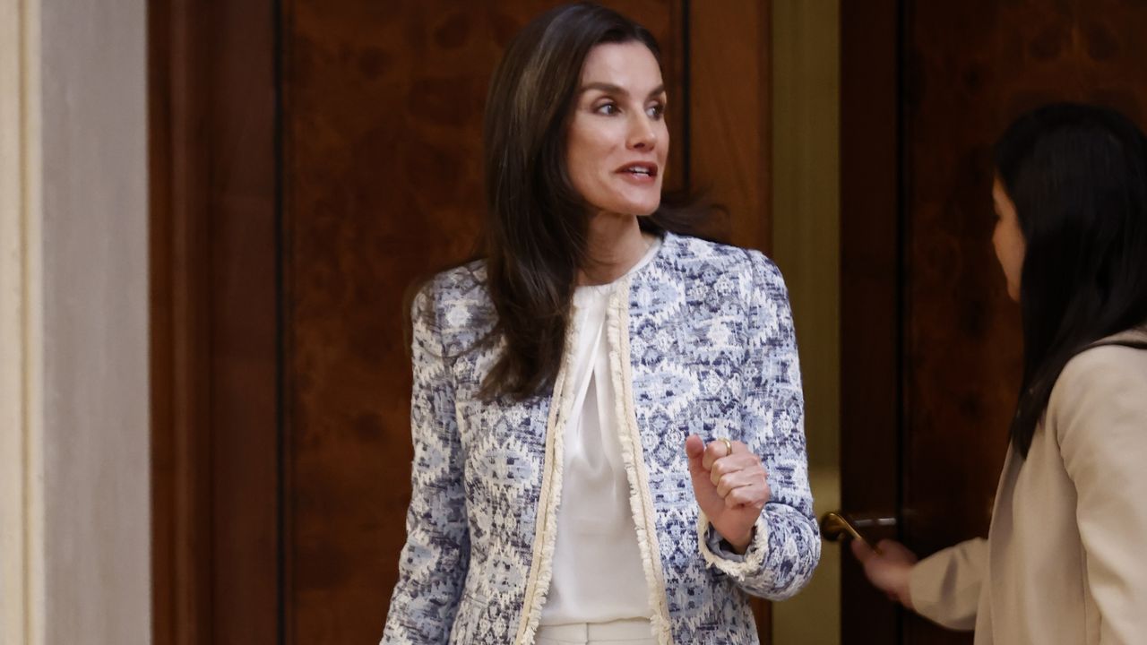 La lección de estilo de la reina Letizia, que recupera una chaqueta de Mango de hace 13 años