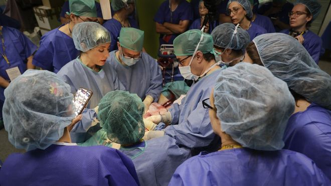 Alumnos de 24 pa�ses practicaron t�cnicas de donaci�n en asistolia en el quir�fano experimental del Chuac, en A Coru�a