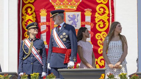 El rey y la princesa Leonor hablan en el palco en la Academia de San Javier