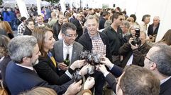 Luis Fen�ndez Guiti�n y Jos� Manuel Rodr�gue (los dos en el centro) brindan en una Feira do Vi�o de Amandi