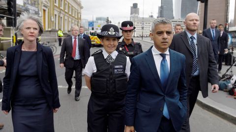 El alcalde de Londres, Sadiq Khan, visita la escena de los ataques junto a la comisaria de la Polic�a Metropolitana Cressida Dick