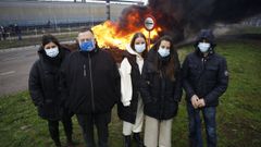 Un grupo de trabajadores y antiguos trabajadores del laboratorio, este jueves