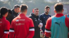 �lex Ortiz se dirige a la plantilla en su primer entrenamiento tras su vuelta al banquillo del primer equipo.