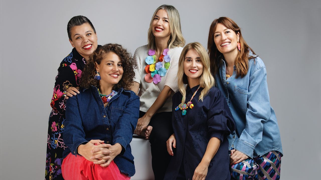 La diseñadora Ana Miguéns se rodea de mujeres para dar a conocer su trabajo: «No puedo, ni quiero, ir sola por la vida»