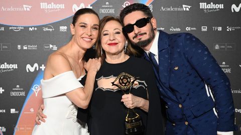 Carmen Machi junto a Raquel S�nchez Silva tras recibir su premio a mejor actriz por �Celeste�