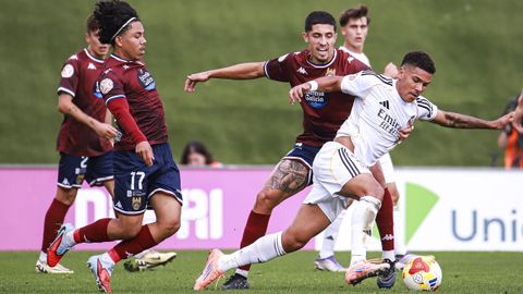 Luisao y Miki Bosch en una acci�n defensiva con el madridista Loren