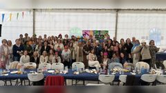 Amigos y compañeros de Marité, enfermera del Chuac, en la fiesta en Aranga que le organizaron con motivo de su jubilación
