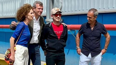 José Miguel Gestido, en el centro de la imagen con camiseta roja, junto a la portavoz popular de Cangas, Dolores Hermelo, el presidente de la Xunta, Alfonso Rueda, y su padre, el concejal José Luis Gestido