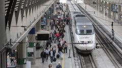 Un robo de cable deja a miles de viajeros atrapados en trenes y estaciones durante la noche